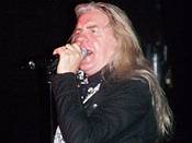 Der Sänger Biff Byford will Rockmusik zur Religion erheben. Foto: Wikipedia/BrianFG