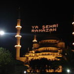 Die Sultan-Ahmed-Moschee in İstanbul mit der traditionellen Ramadan-Beleuchtung - Foto: Cem Topçu